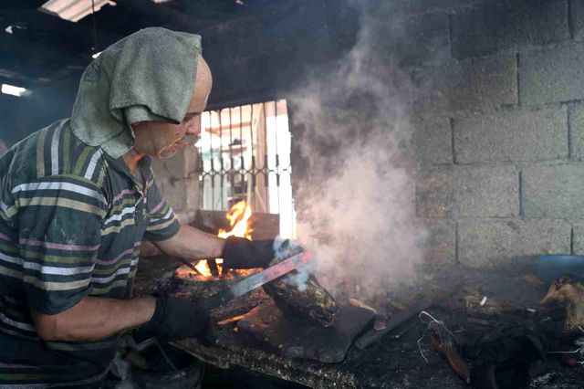 Adana'da Kurban Bayramı'nda Kelle ve Paça Ütüleme Mesaisi