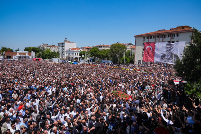 Ferdi Zeyrek'in cenaze namazında binlerce kişi meydana sığmadı