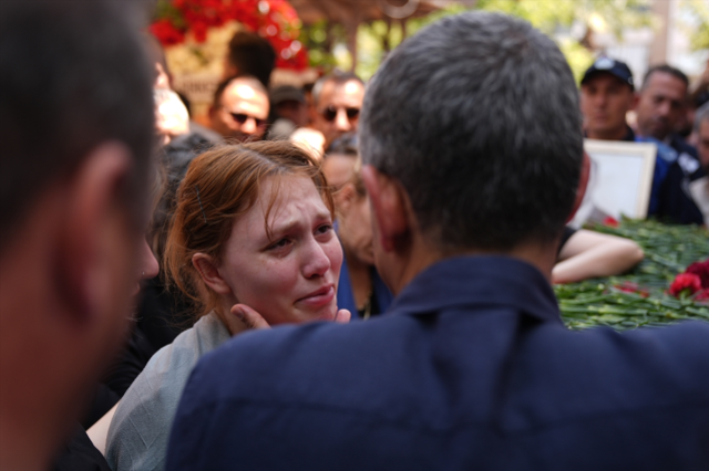 CHP Genel Başkanı Özgür Özel, Zeyrek'in kızı Nehir Zeyrek'i teselli etti.