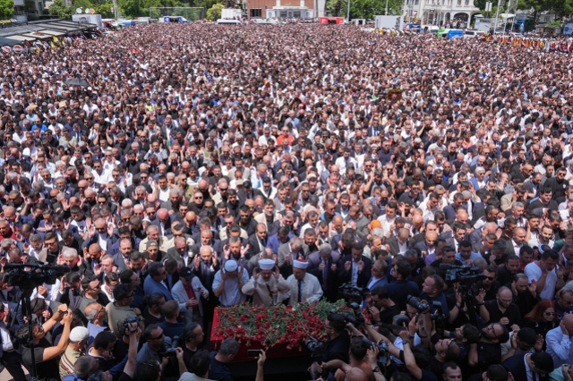 Ferdi Zeyrek'in cenaze namazında binlerce kişi meydana sığmadı