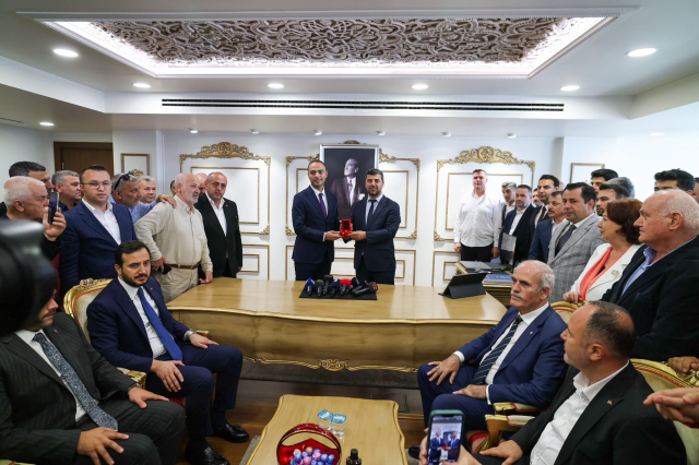 Belediye AK Parti'ye geçti, koltuğa oturan ismin mutluluğu dikkat çekti