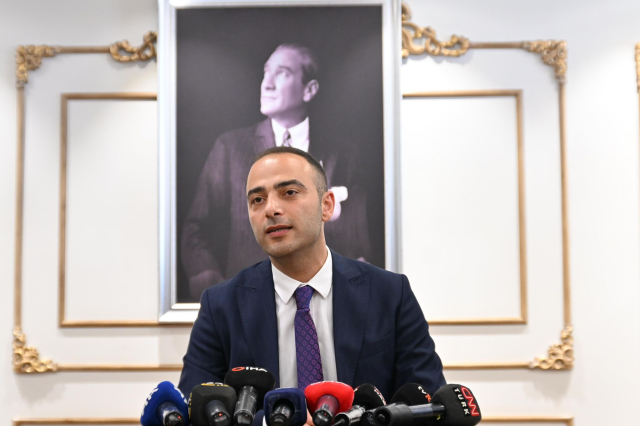 Belediye AK Parti'ye geçti, koltuğa oturan ismin mutluluğu dikkat çekti