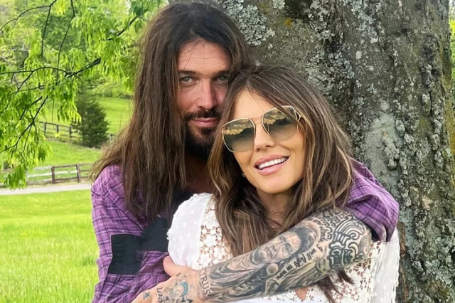 Elizabeth Hurley'den cesur kutlama! 60 yaşına çıplak girdi