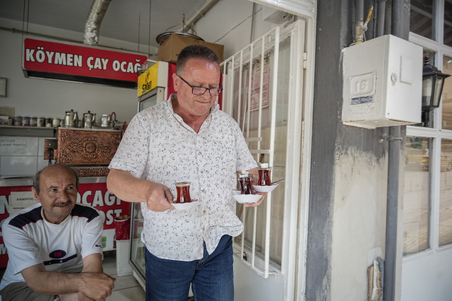 Esnaf 50 metre uzaklıktaki çay ocağından aldığı çayları arabasının üzerinde taşıyor