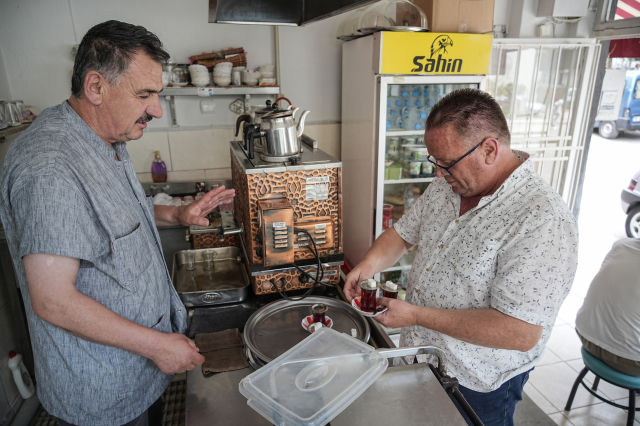 Esnaf 50 metre uzaklıktaki çay ocağından aldığı çayları arabasının üzerinde taşıyor