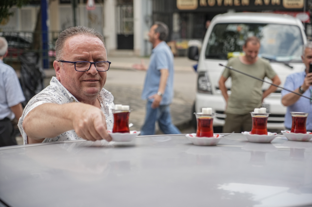 Esnaf 50 metre uzaklıktaki çay ocağından aldığı çayları arabasının üzerinde taşıyor