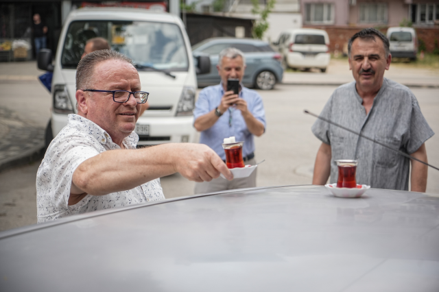 Esnaf 50 metre uzaklıktaki çay ocağından aldığı çayları arabasının üzerinde taşıyor