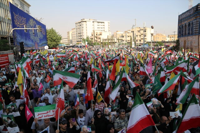 İran'da meydanlara dökülen binlerce kişi 'intikam, intikam' sloganları attı