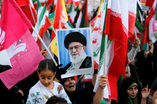 İran'da meydanlara dökülen binlerce kişi 'intikam, intikam' sloganları attı