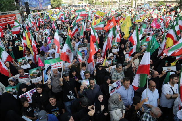 İran'da meydanlara dökülen binlerce kişi 'intikam, intikam' sloganları attı