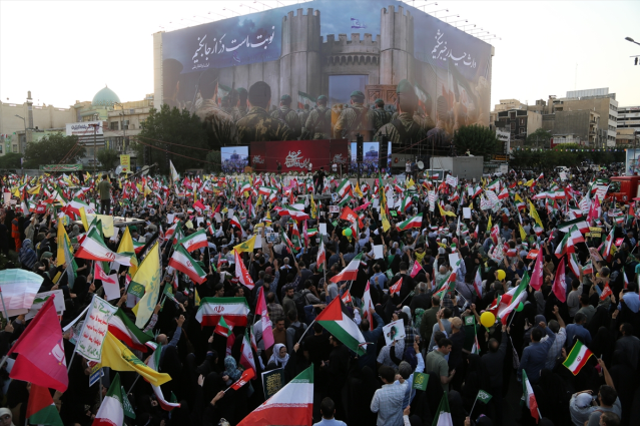 İran'da meydanlara dökülen binlerce kişi 'intikam, intikam' sloganları attı