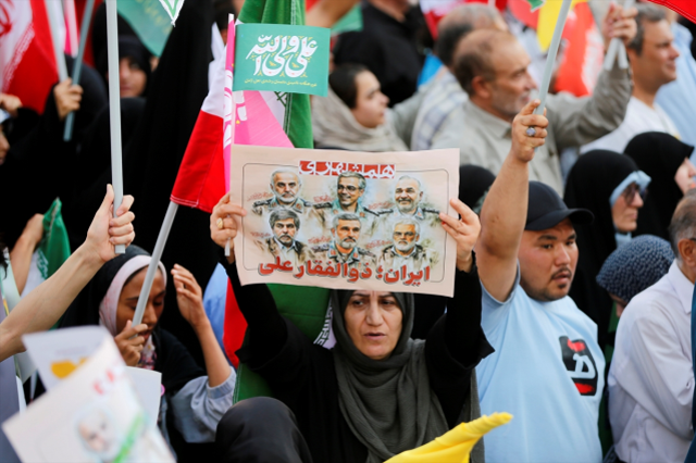 İran'da meydanlara dökülen binlerce kişi 'intikam, intikam' sloganları attı