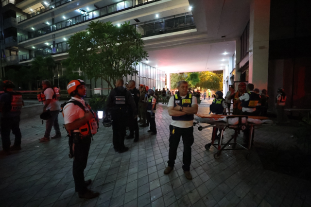 İran'ın gece boyu vurduğu İsrail'den ilk görüntüler