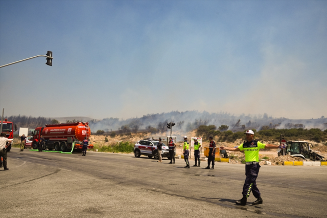 İzmir'de orman yangını yerleşim yerine kadar ulaştı