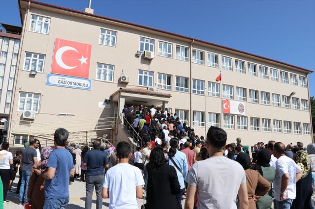 LGS maratonu başladı! 1 milyondan fazla öğrenci geleceği için ter döküyor