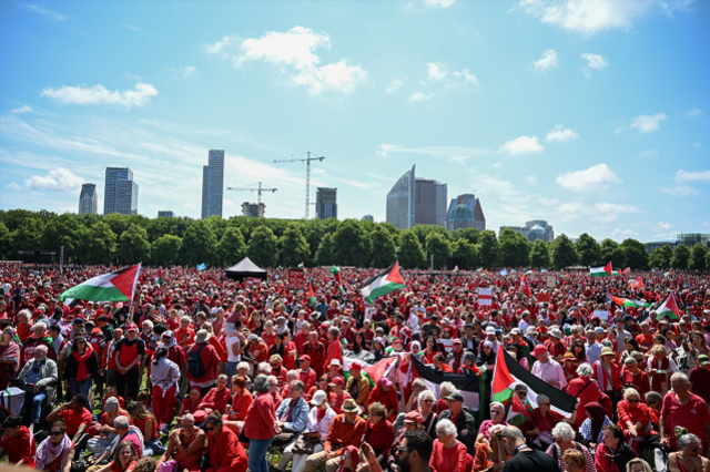 Lahey'de son 20 yılın en büyük protestosu! 150 bin kişi Filistin için sokaklara indi