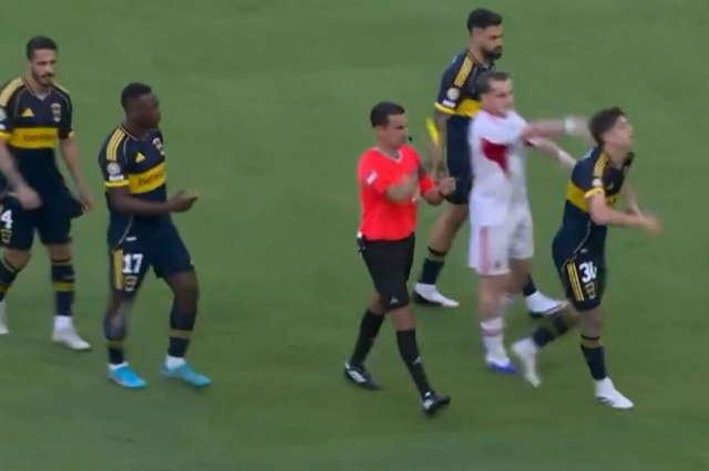 FIFA Kulüpler Dünya Kupası C Grubu ilk maçında heyecan doruktaydı: Benfica, 2-0 geriye düştüğü maçta Boca Juniors ile 2-2 berabere kaldı. Maç boyunca kırmızı kartlar ve sert mücadeler dikkat çekti. Ayrıca, Orkun Kökçü'nün yaptığı asist ve Kerem Aktürkoğlu'nun rakibine yönelik hareketleri gündemi belirledi.