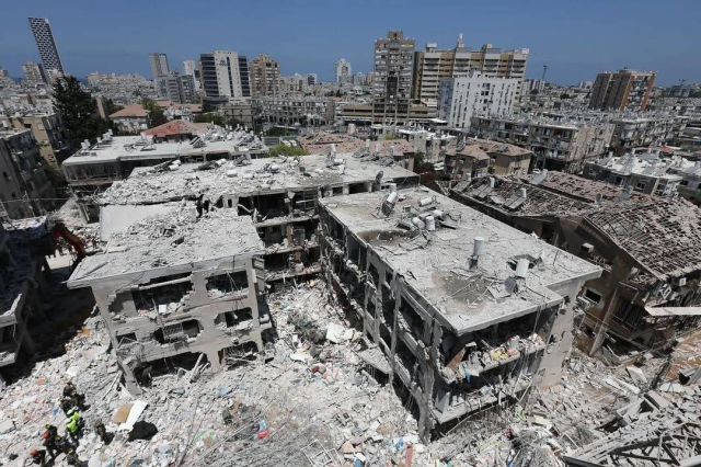 İran'ın vurduğu Tel Aviv'de büyük yıkım