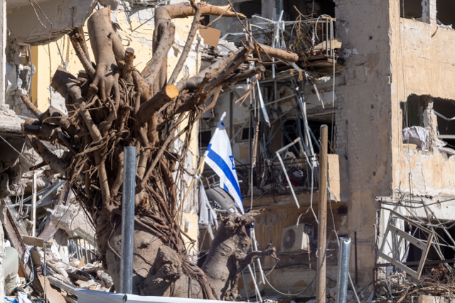 İran'ın vurduğu Tel Aviv'de büyük yıkım