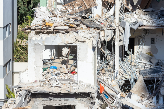 İsrail canlı yayında enkaz kaldırıyor