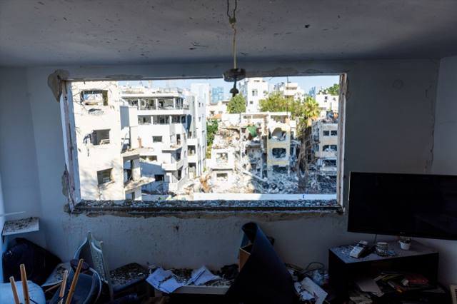 İsrail canlı yayında enkaz kaldırıyor