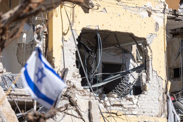 İsrail canlı yayında enkaz kaldırıyor