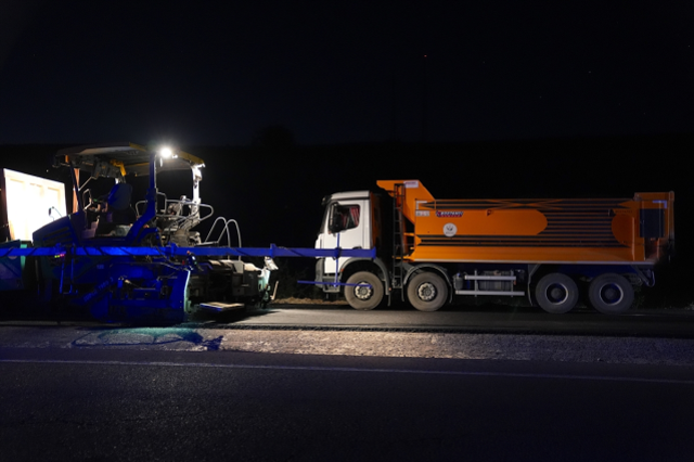 Kamyon yemek yiyen işçilerin arasında daldı