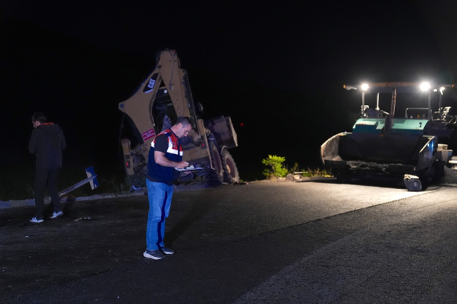 Kamyon yemek yiyen işçilerin arasında daldı