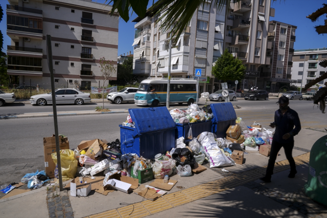 Maaş alamayan belediye çalışanları iş bıraktı, sokaklarda çöpler dağ oldu