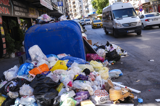 Maaş alamayan belediye çalışanları iş bıraktı, sokaklarda çöpler dağ oldu