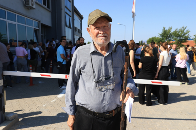 En yaşlı aday 'Filozof hurdacı' bastonuyla YKS'ye girdi