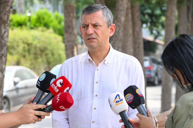 Özgür Özel sözünü tuttu! Ferdi Zeyrek'in kızını üniversite sınavına götürdü