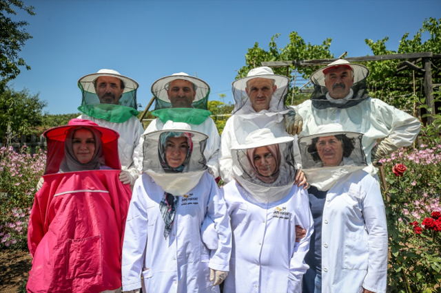 Bursa'da 4 arkadaş eşleriyle ürettikleri arı sütünü yurdun dört bir yanına gönderiyor