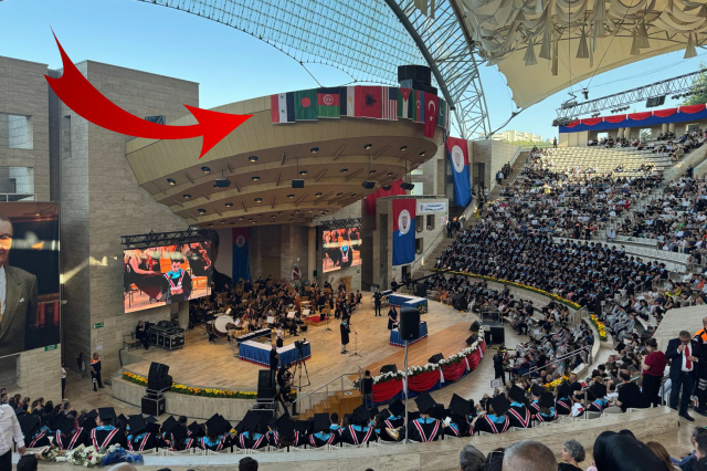 Bilkent Üniversitesi'nde tartışma yaratan görüntü! Devrik Esad rejiminin bayrağı asıldı