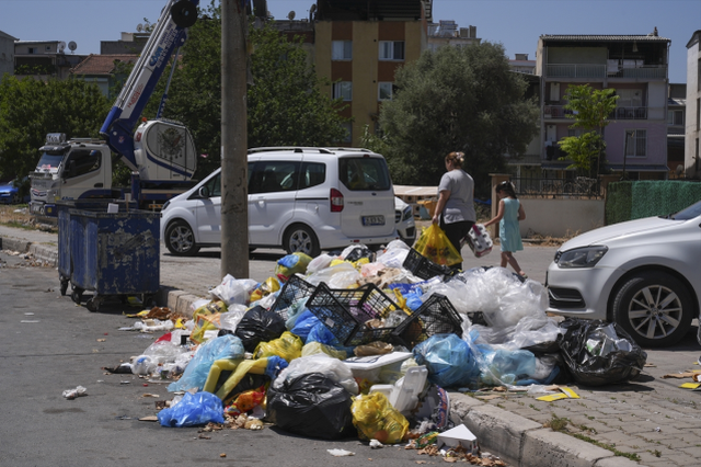 İzmir'de sokaklar çöp yığınlarıyla doldu, vatandaşlar 'Hastalık saçıyor' diyerek isyan etti