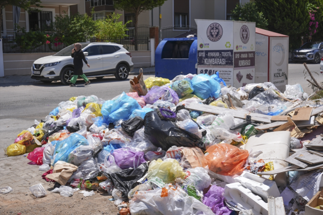 İzmir'de sokaklar çöp yığınlarıyla doldu, vatandaşlar 'Hastalık saçıyor' diyerek isyan etti