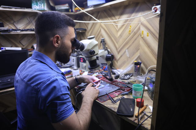 Cep telefonu bomba gibi patladı