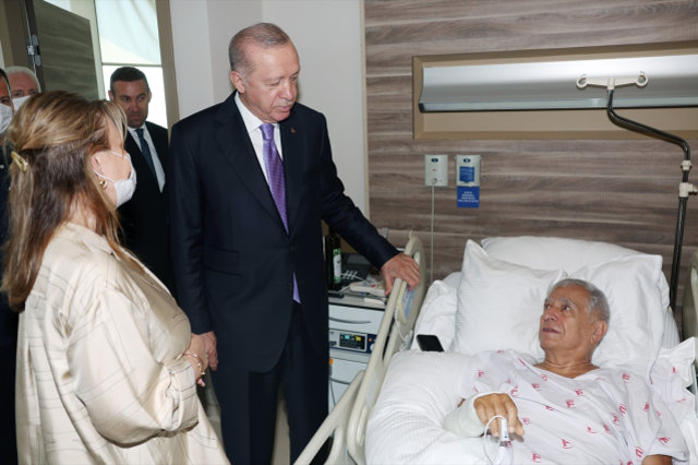 Cumhurbaşkanı Erdoğan'dan kaza geçiren Hasan Basri Yalçın'a hastanede ziyaret