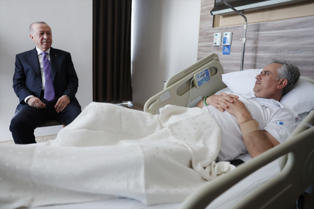 Cumhurbaşkanı Erdoğan'dan kaza geçiren Hasan Basri Yalçın'a hastanede ziyaret