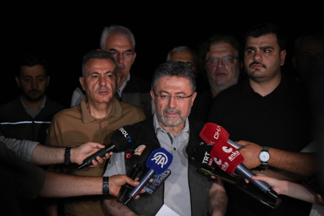 Bakan Yumaklı İzmir'de yangın bölgesinde: 3 noktada yangınlar devam ediyor
