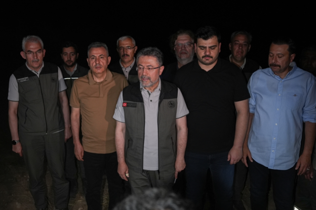 Bakan Yumaklı İzmir'de yangın bölgesinde: 3 noktada yangınlar devam ediyor