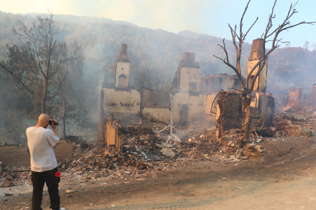 Türkiye'nin ciğerleri yanıyor: Köprücek köyü tamamen küle döndü