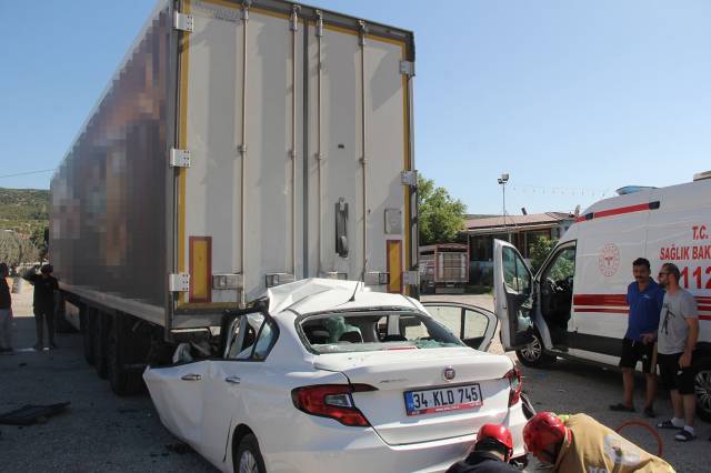 Otomobil, park halindeki tıra çarptı: Baba ve üç çocuğu hayatını kaybetti
