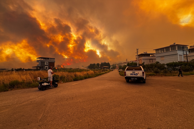 Yangın bölgelerinde mücadele sürerken Meteoroloji'den kötü haber geldi