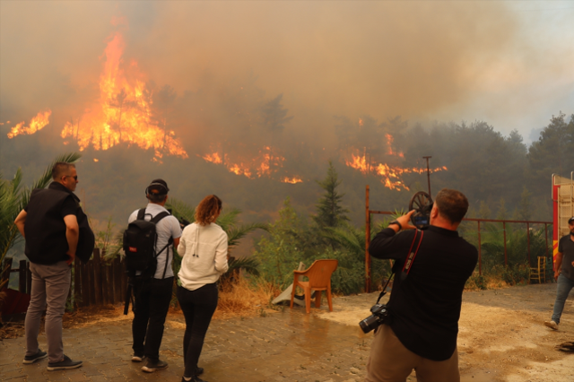 Alevler saatlerdir söndürülemiyor! Hatay'dan gelen görüntüler korkunç