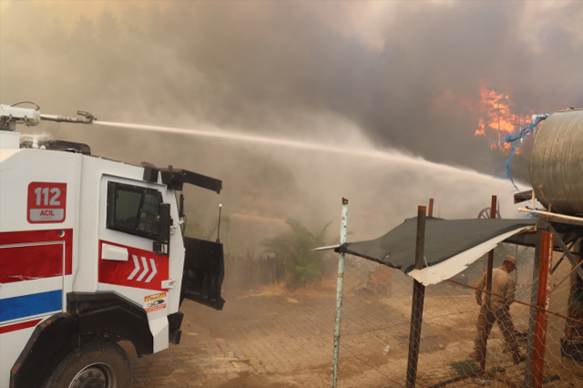 Alevler saatlerdir söndürülemiyor! Hatay'dan gelen görüntüler korkunç