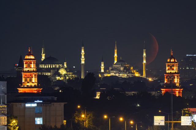 İstanbul'da Muhteşem Hilal Manzarası Hızlandırılmış Çekimle Gözler Önüne Serildi