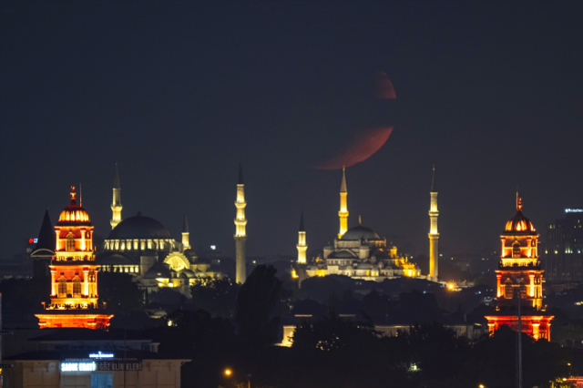 İstanbul'un Gökyüzünde Sürreal Bir Görüntü