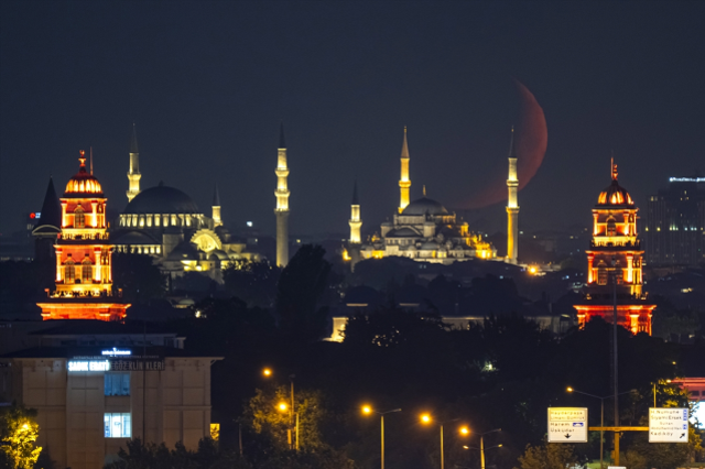 İzleyenleri Büyüleyen Manevi Atmosfer