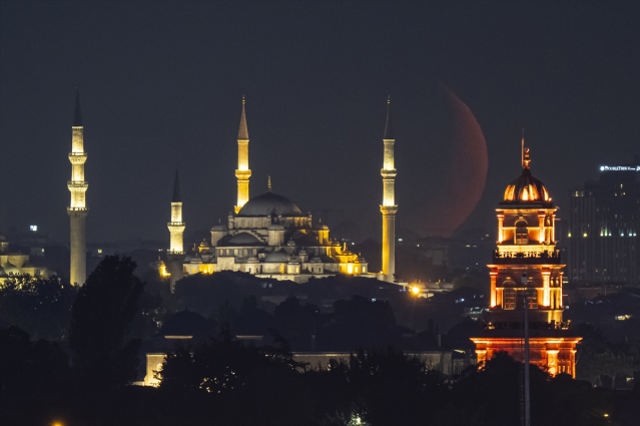 İstanbul'da Muhteşem Hilal Manzarası Hızlandırılmış Çekimle Gözler Önüne Serildi